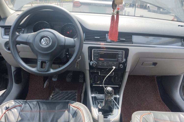 Used Volkswagen Bora 2013 1.6L Manual Fashion Edition Center Console