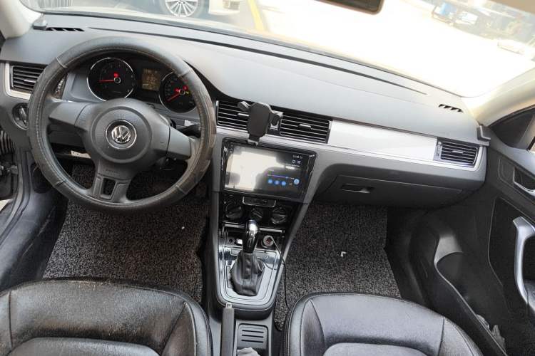 Used Volkswagen Bora 2013 1.6L Automatic Fashion Model Center Console