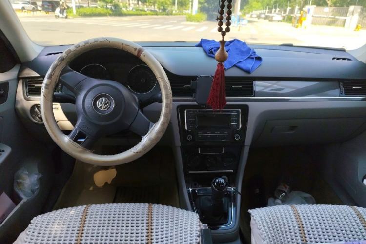 Used Volkswagen Bora 2013 1.6L Manual Fashion Edition Center Console