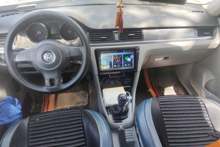 Used Volkswagen Bora 2013 1.6L Manual Fashion Edition Center Console