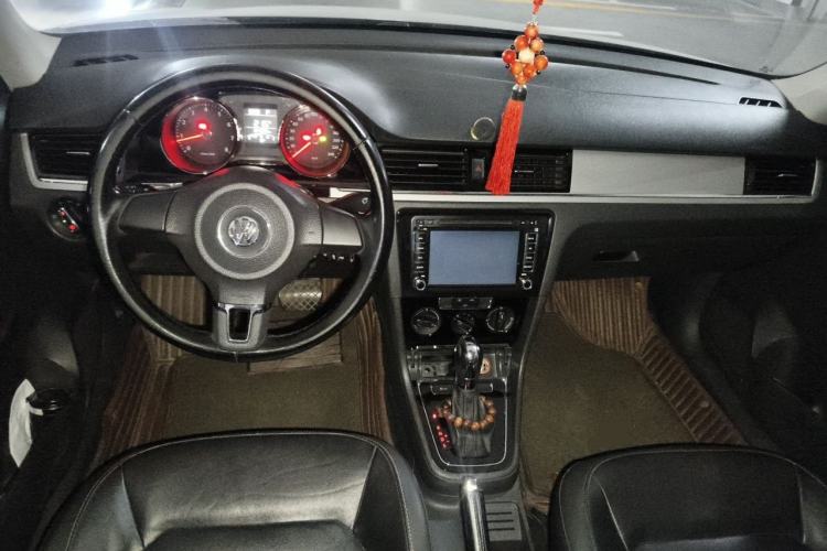 Used Volkswagen Bora 2013 1.6L Automatic Comfort Model Center Console