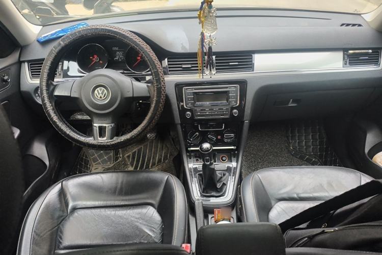 Used Volkswagen Bora 2013 1.6L Manual Comfort Model Center Console