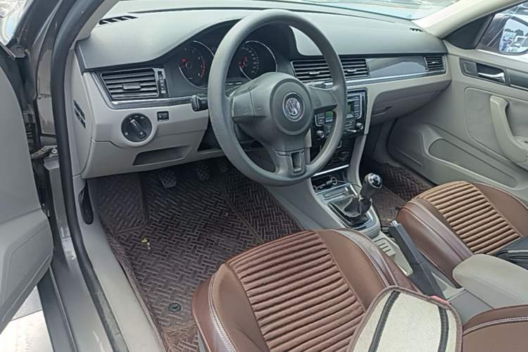 Used Volkswagen Bora 2013 1.6L Manual Fashion Edition Center Console