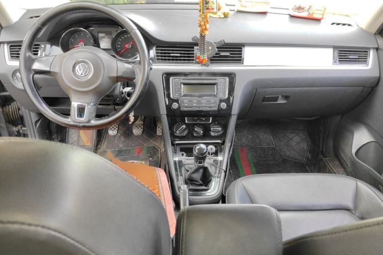 Used Volkswagen Bora 2013 1.6L Manual Comfort Model Center Console