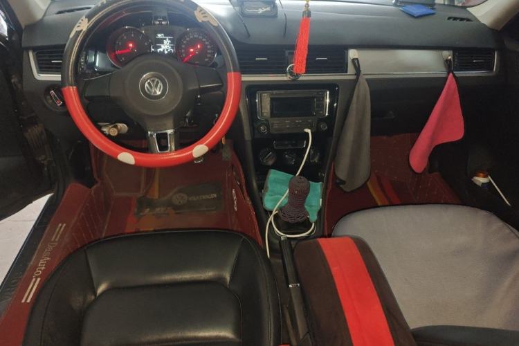 Used Volkswagen Bora 2013 1.6L Manual Comfort Model Center Console