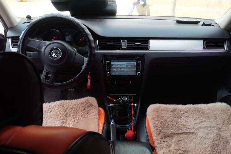 Used Volkswagen Bora 2013 1.6L Manual Fashion Edition Center Console
