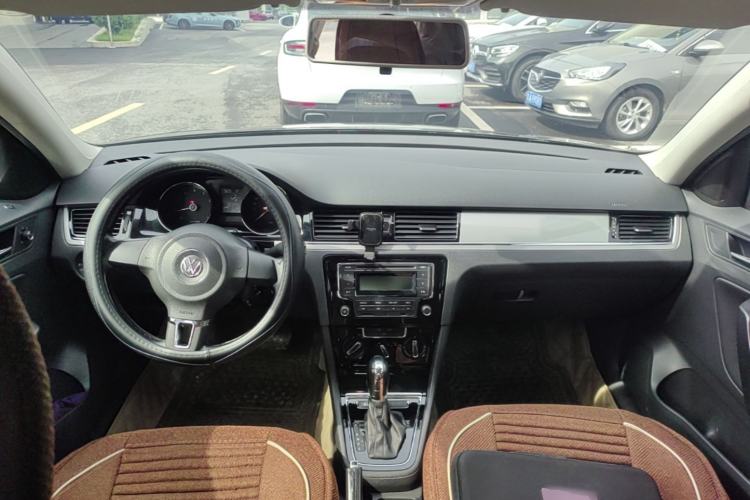 Used Volkswagen Bora 2013 1.6L Automatic Comfort Model Center Console
