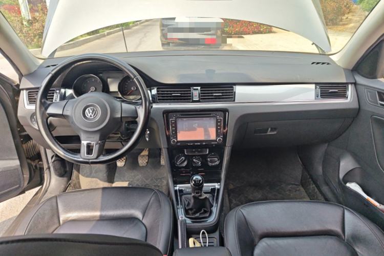 Used Volkswagen Bora 2013 1.6L Manual Comfort Model Center Console