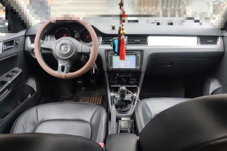 Used Volkswagen Bora 2013 1.6L Manual Fashion Edition Center Console