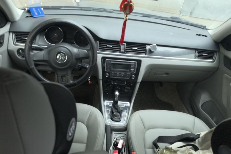 Used Volkswagen Bora 2013 1.6L Automatic Fashion Model Center Console