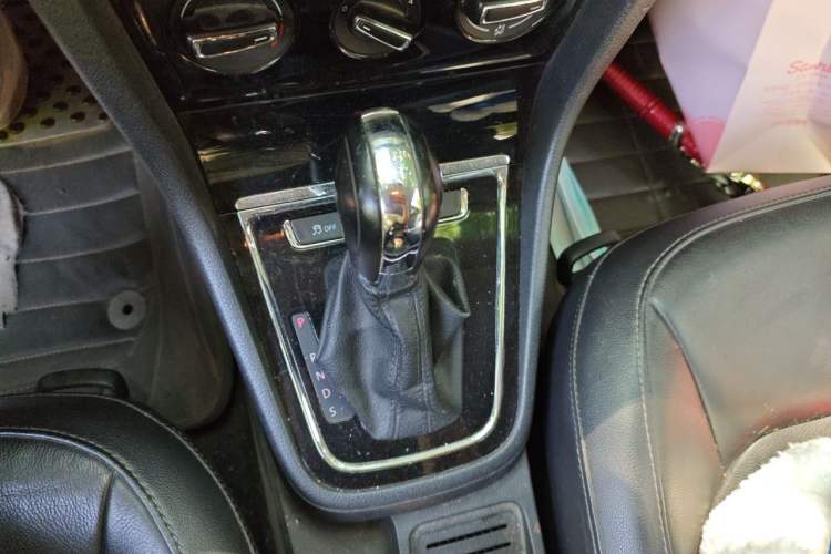 Used Volkswagen Bora 2013 1.6L Automatic Comfort Model Gear Lever