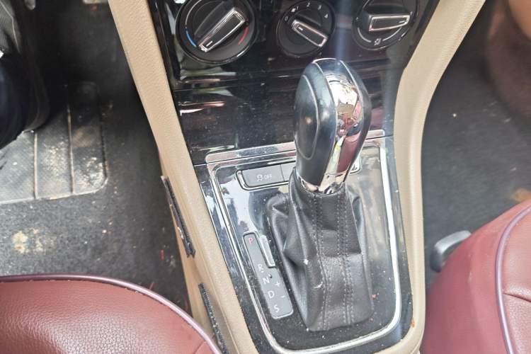 Used Volkswagen Bora 2013 1.6L Automatic Comfort Model Gear Lever