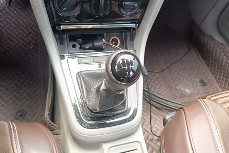 Used Volkswagen Bora 2013 1.6L Manual Fashion Edition Gear Lever