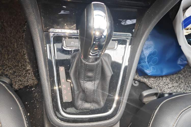 Used Volkswagen Bora 2013 1.6L Automatic Comfort Model Gear Lever