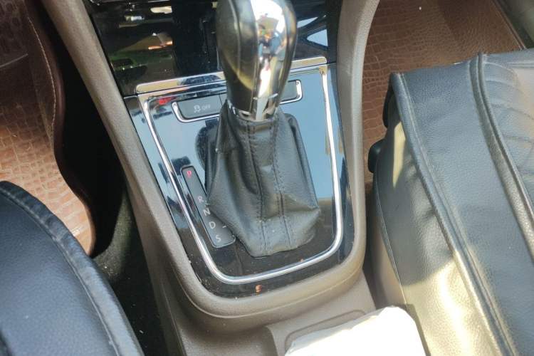 Used Volkswagen Bora 2013 1.6L Automatic Comfort Model Gear Lever