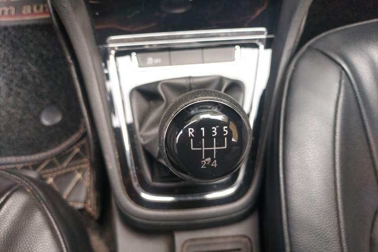Used Volkswagen Bora 2013 1.6L Manual Fashion Edition Gear Lever