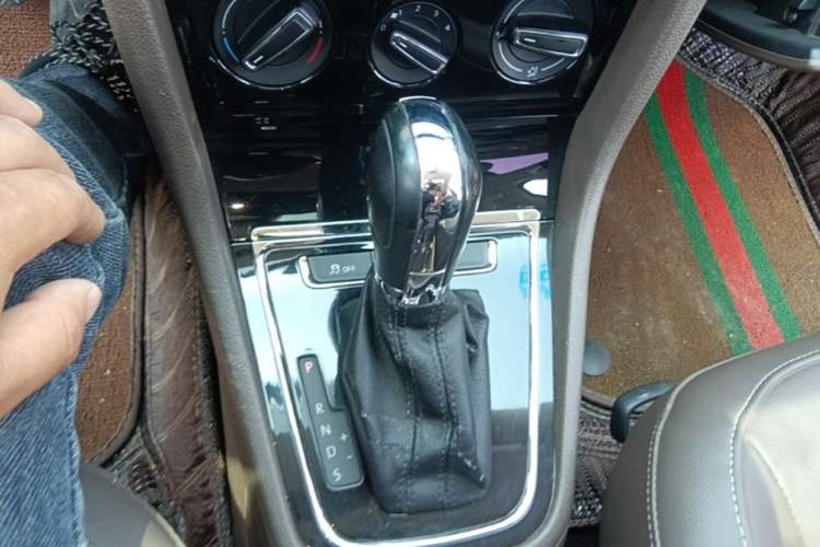 Used Volkswagen Bora 2013 1.6L Automatic Comfort Model Gear Lever
