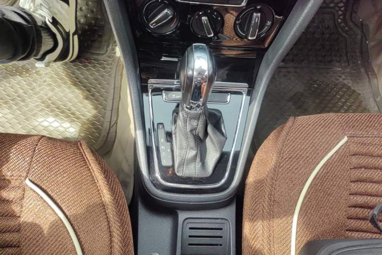 Used Volkswagen Bora 2013 1.6L Automatic Comfort Model Gear Lever