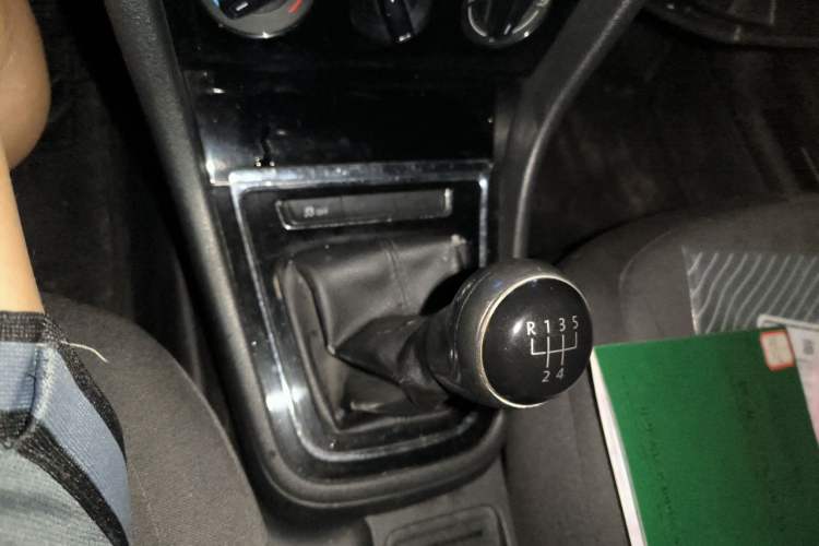Used Volkswagen Bora 2013 1.6L Manual Fashion Edition Gear Lever