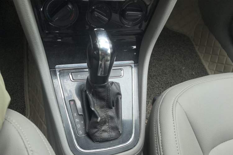 Used Volkswagen Bora 2013 1.6L Automatic Fashion Model Gear Lever