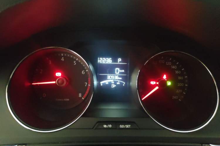 Used Volkswagen Bora 2013 1.6L Automatic Fashion Model Instrument Cluster