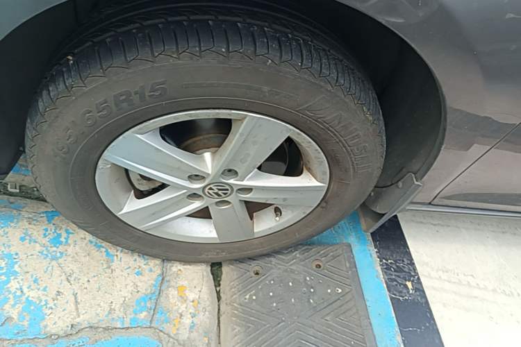 Used Volkswagen Bora 2013 1.6L Manual Fashion Edition Left Front Wheel Hub