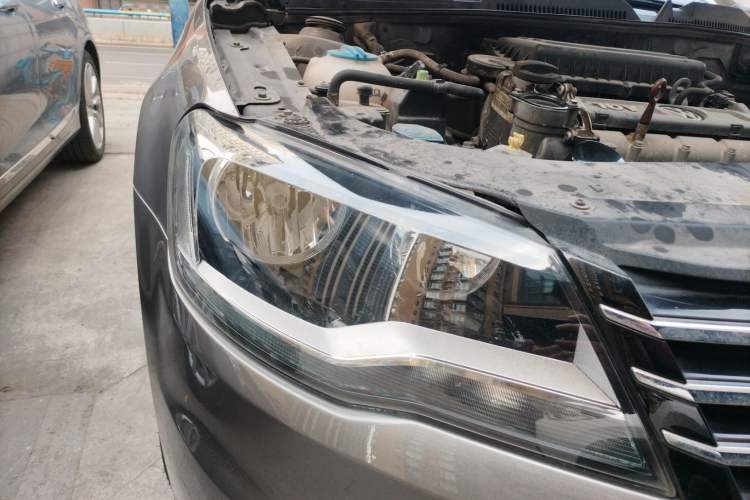 Used Volkswagen Bora 2013 1.6L Manual Fashion Edition Right Front Headlight