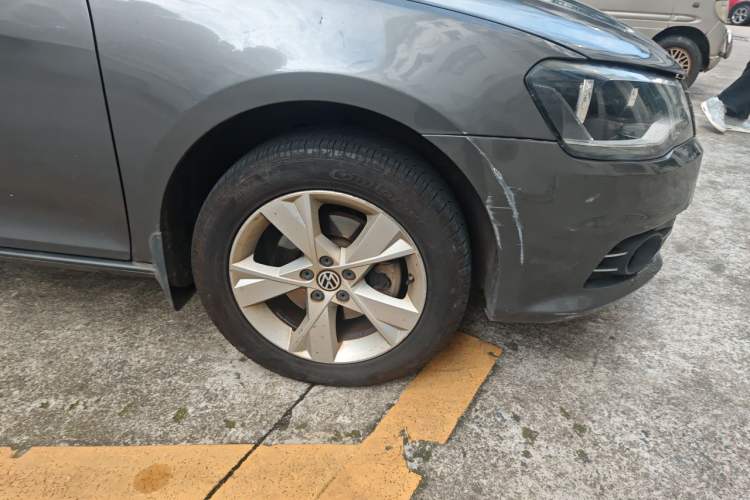 Used Volkswagen Bora 2013 1.4T Automatic Comfort Model Right Front Wheel Hub