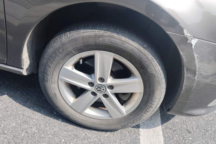 Used Volkswagen Bora 2013 1.6L Manual Fashion Edition Right Front Wheel Hub