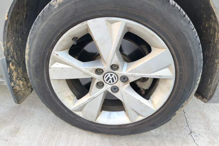 Used Volkswagen Bora 2013 1.4T Automatic Comfort Model Right Front Wheel Hub