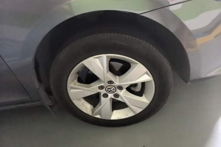 Used Volkswagen Bora 2013 1.6L Manual Comfort Model Right Front Wheel Hub