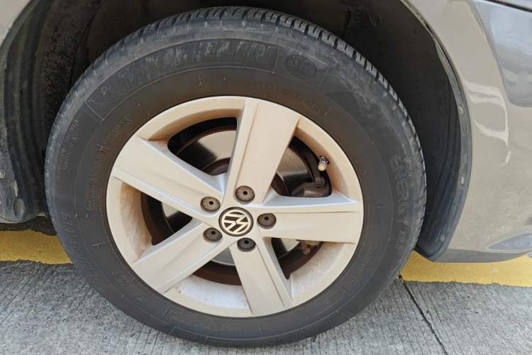 Used Volkswagen Bora 2013 1.6L Automatic Fashion Model Right Front Wheel Hub