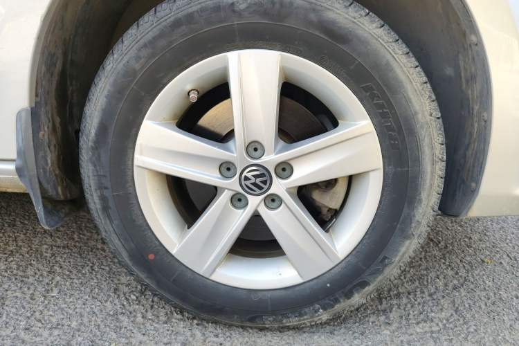 Used Volkswagen Bora 2013 1.6L Manual Fashion Edition Right Front Wheel Hub