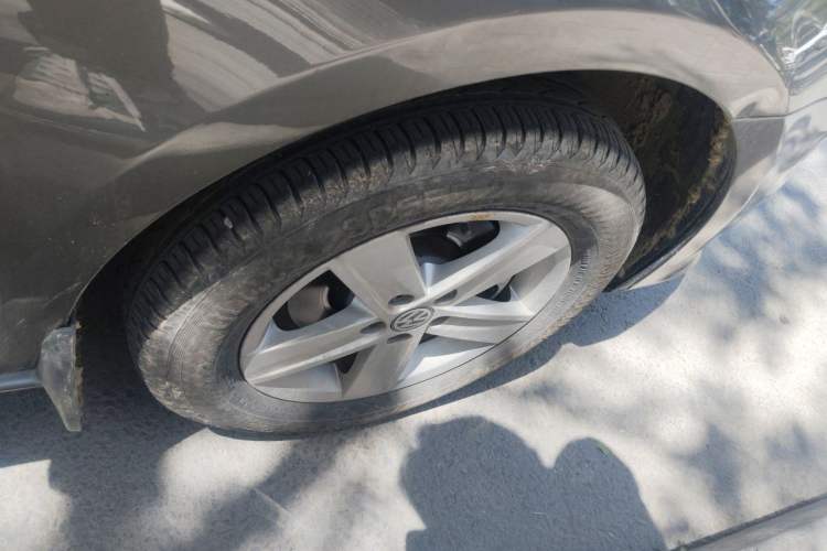 Used Volkswagen Bora 2013 1.6L Manual Fashion Edition Right Front Wheel Hub