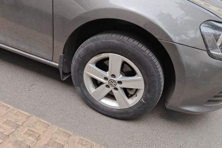 Used Volkswagen Bora 2013 1.6L Automatic Fashion Model Right Front Wheel Hub