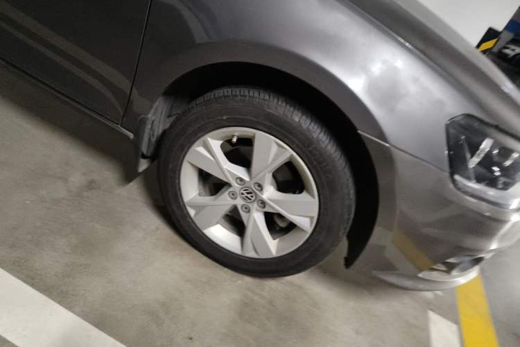 Used Volkswagen Bora 2013 1.6L Automatic Comfort Model Right Front Wheel Hub