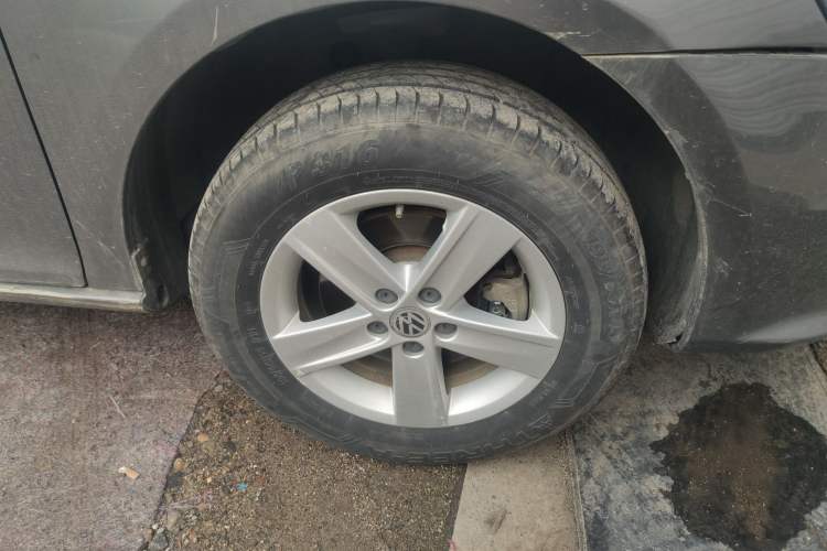Used Volkswagen Bora 2013 1.6L Manual Fashion Edition Right Front Wheel Hub