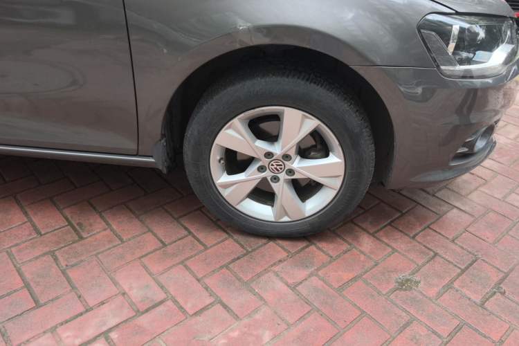 Used Volkswagen Bora 2013 1.6L Manual Comfort Model Right Front Wheel Hub
