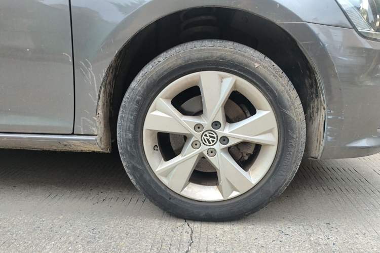 Used Volkswagen Bora 2013 1.6L Manual Comfort Model Right Front Wheel Hub