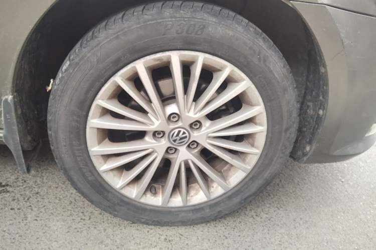 Used Volkswagen Bora 2013 1.4T Automatic Luxury Model Right Front Wheel Hub