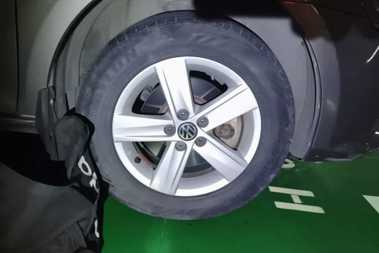 Used Volkswagen Bora 2013 1.6L Manual Fashion Edition Right Front Wheel Hub