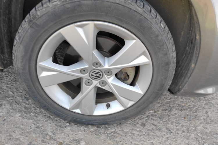 Used Volkswagen Bora 2013 1.6L Manual Comfort Model Right Front Wheel Hub