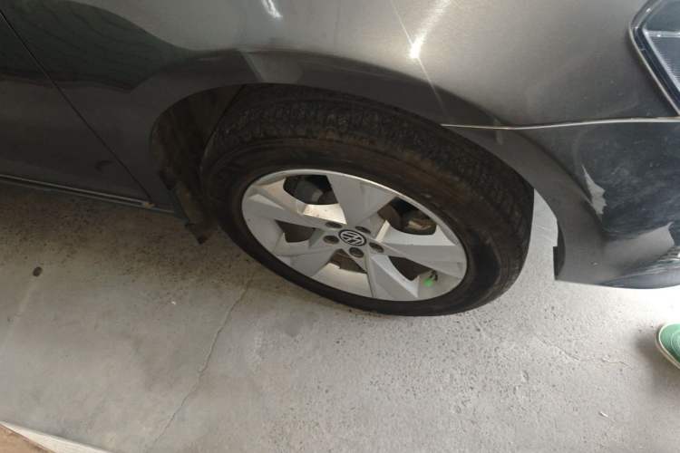 Used Volkswagen Bora 2013 1.6L Manual Comfort Model Right Front Wheel Hub