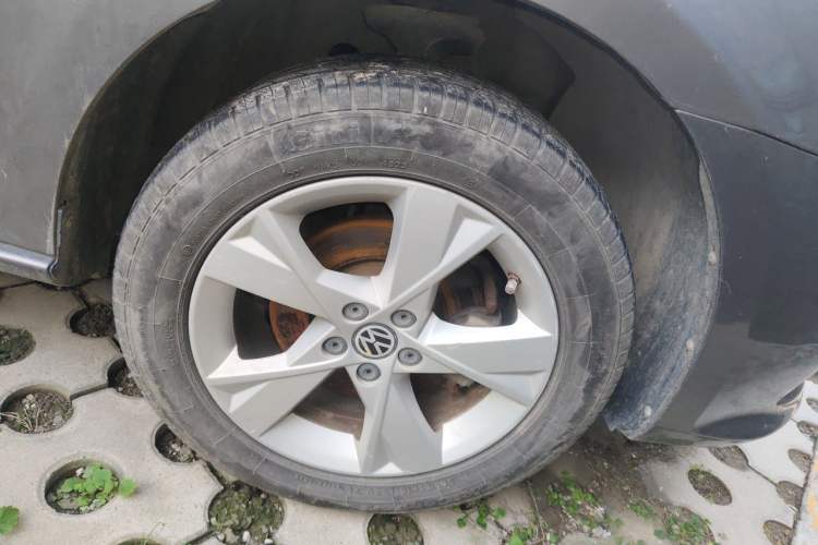 Used Volkswagen Bora 2013 1.6L Manual Comfort Model Right Front Wheel Hub