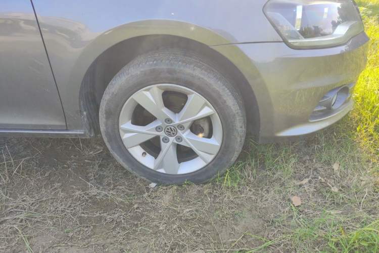 Used Volkswagen Bora 2013 1.6L Automatic Comfort Model Right Front Wheel Hub