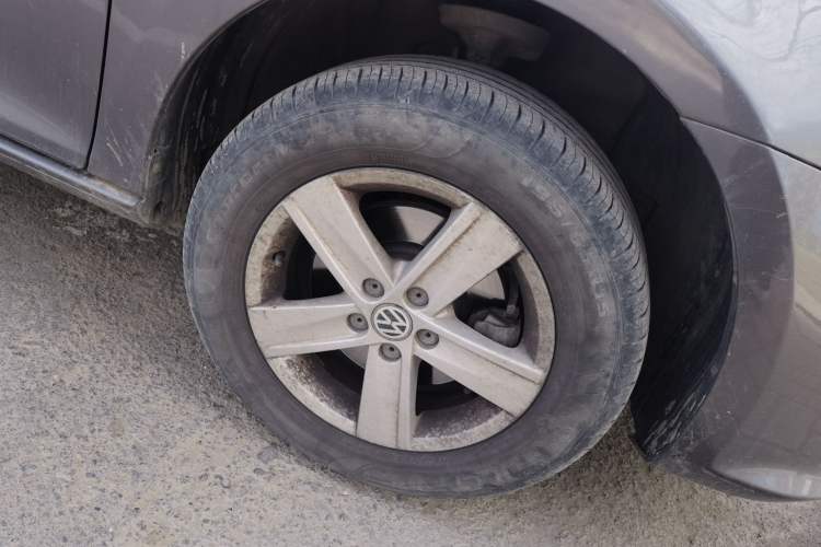 Used Volkswagen Bora 2013 1.6L Manual Fashion Edition Right Front Wheel Hub