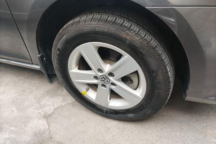 Used Volkswagen Bora 2013 1.6L Manual Fashion Edition Right Front Wheel Hub