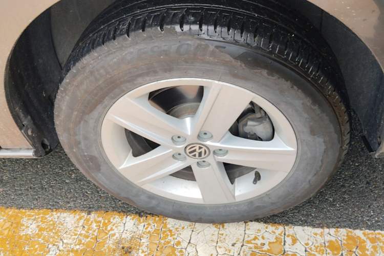 Used Volkswagen Bora 2013 1.6L Automatic Fashion Model Right Front Wheel Hub