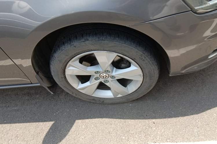 Used Volkswagen Bora 2013 1.6L Automatic Comfort Model Right Front Wheel Hub