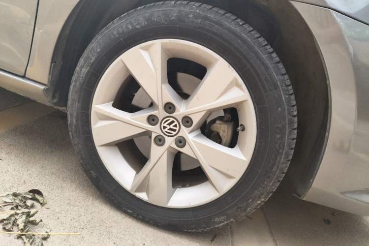 Used Volkswagen Bora 2013 1.6L Automatic Comfort Model Right Front Wheel Hub